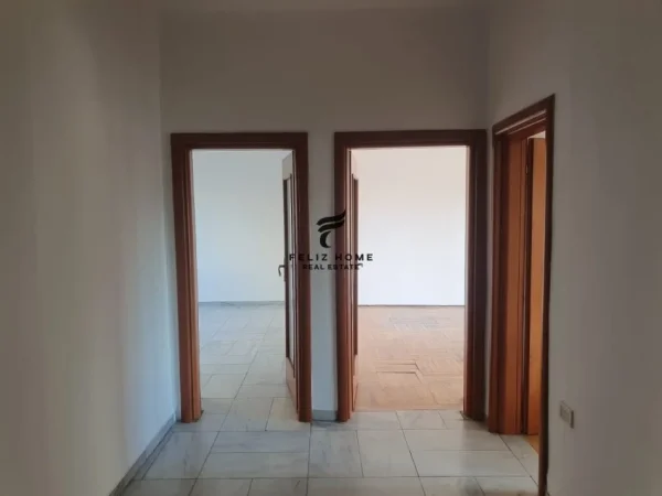 Tirane, jepet me qera zyre Kati 2, 82 m² 900 € (QENDER)