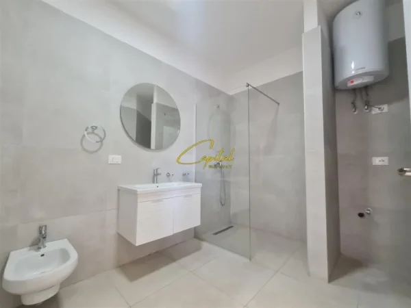 Tirane, jepet me qera zyre Kati 7, 125 m² 750 € (FARMACIA 10)