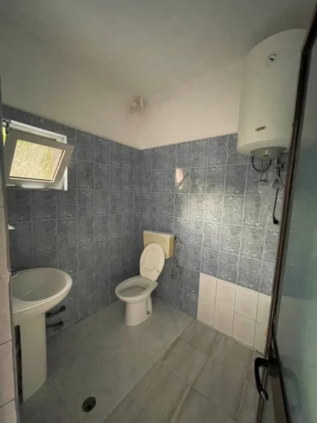 Tirane, jepet me qera apartament 1+1 Kati 1, 65 m² 300 € (don bosko)