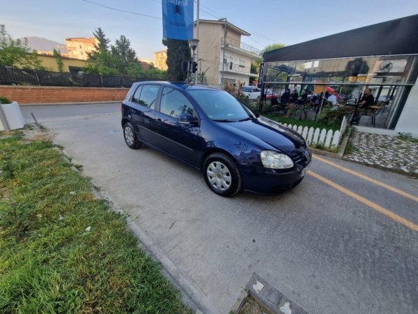 Tirane, shes makine Volkswagen Golf 5 Nafte, blu automatik Kondicioner 4.300 €