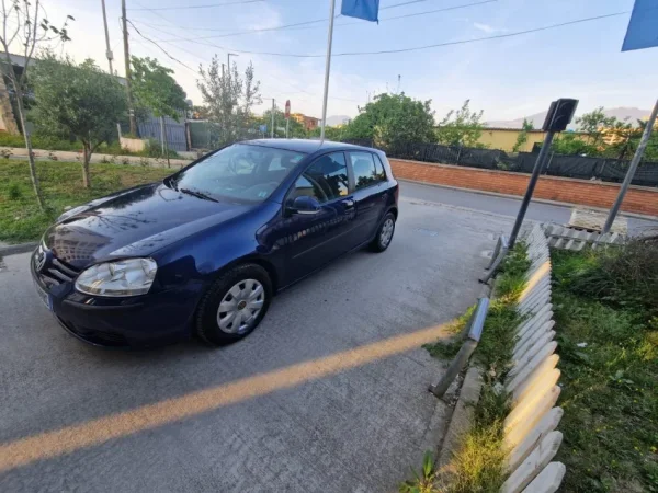 Tirane, shes makine Volkswagen Golf 5 Nafte, blu automatik Kondicioner 4.300 €
