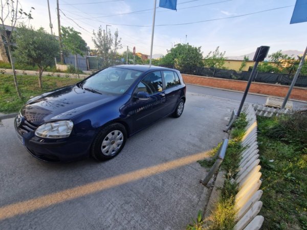 Tirane, shes makine Volkswagen Golf 5 Nafte, blu automatik Kondicioner 4.300 €