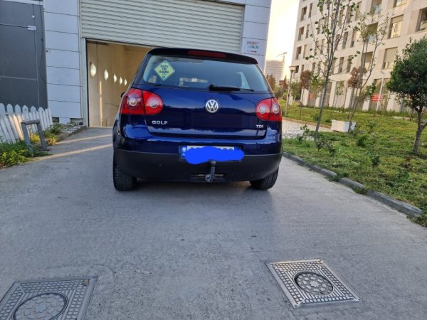 Tirane, shes makine Volkswagen Golf 5 Nafte, blu automatik Kondicioner 4.300 €