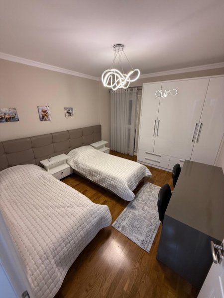 Tirane, jepet me qera apartament 2+1+Ballkon Kati 4, 125 m² 1.200 € (Parku Olimpik)