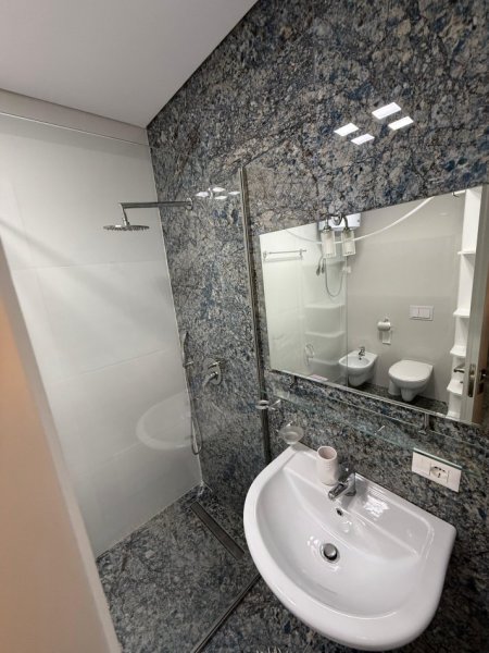 Tirane, jepet me qera apartament 2+1+Ballkon Kati 4, 125 m² 1.200 € (Parku Olimpik)