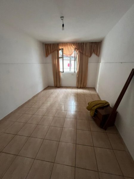 Shitet, Shtëpi private + Dyqan, Rruga Dardania, Tiranë - 70,000€ | 320 m²