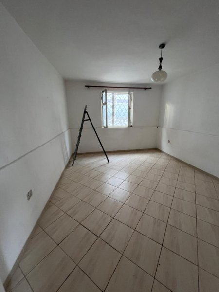 Shitet, Shtëpi private + Dyqan, Rruga Dardania, Tiranë - 70,000€ | 320 m²