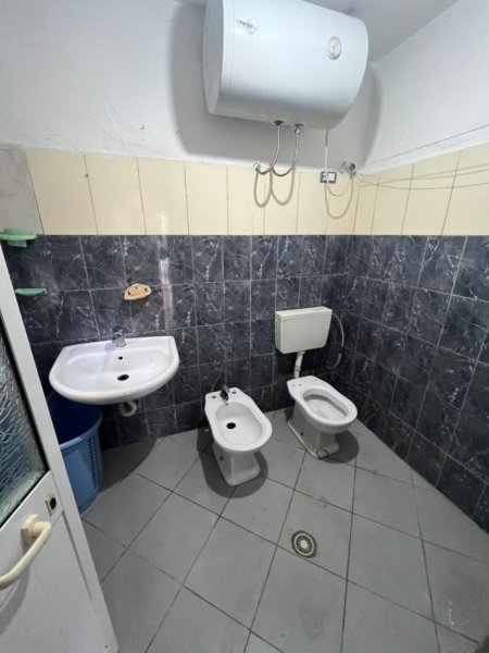 Shitet, Shtëpi private + Dyqan, Rruga Dardania, Tiranë - 70,000€ | 320 m²