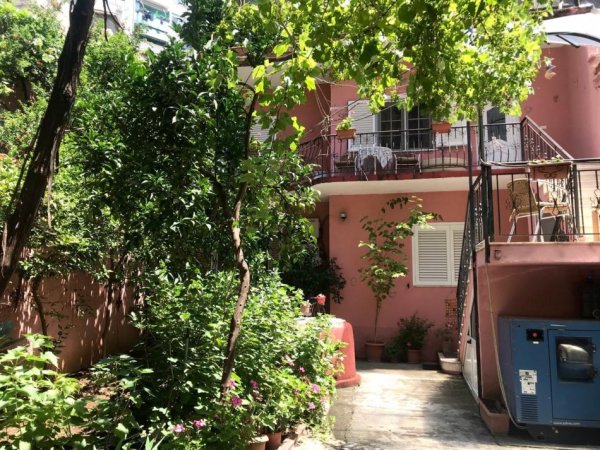 Tirane, shitet Vile 2 Katshe, 600 m² 1.300.000 € (Rruga Barrikadave)