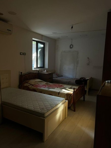 Tirane, ndarje qeraje me vajze shtepi 2+1 Kati 1, 100 € (Tahir sinani)