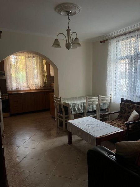 Tirane, ndarje qeraje me vajze shtepi 2+1 Kati 1, 100 € (Tahir sinani)