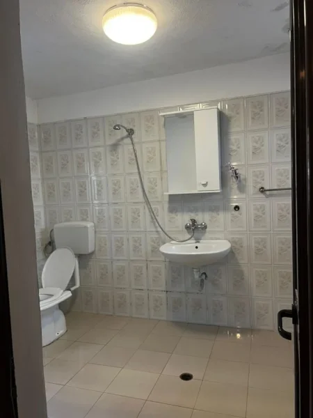Tirane, ndarje qeraje me vajze shtepi 2+1 Kati 1, 100 € (Tahir sinani)