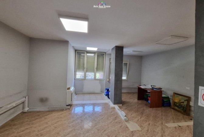 Tirane, jepet me qera zyre Kati 2, 500 € (pazari i ri)