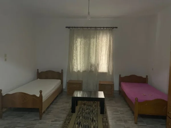Tirane, jepet me qera apartament 1+1 Kati 1, 65 m² 300 € (Rruga Azem Galica)