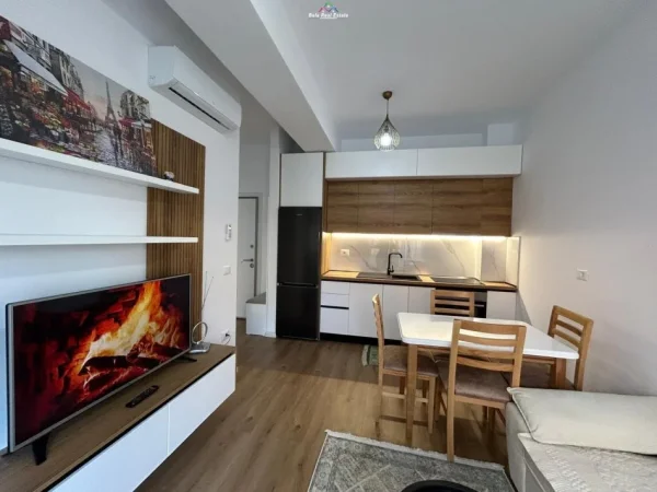 Tirane, jepet me qera apartament 1+1+Ballkon Kati 2, 70 m² 420 € (ali demi)