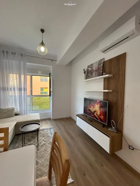 Tirane, jepet me qera apartament 1+1+Ballkon Kati 2, 70 m² 420 € (ali demi)