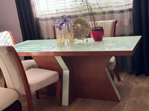 Tirane, shes Shietet tavoline ngrenie me 6 karrige 350 €