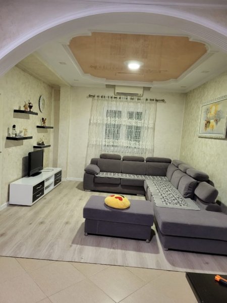 Tirane, jepet me qera apartament 3 Katshe Kati 1, 300 m² 1.000 € (Sheshi Shqiponja)