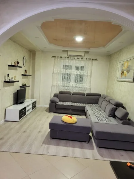 Tirane, jepet me qera apartament 3 Katshe Kati 1, 300 m² 1.000 € (Sheshi Shqiponja)