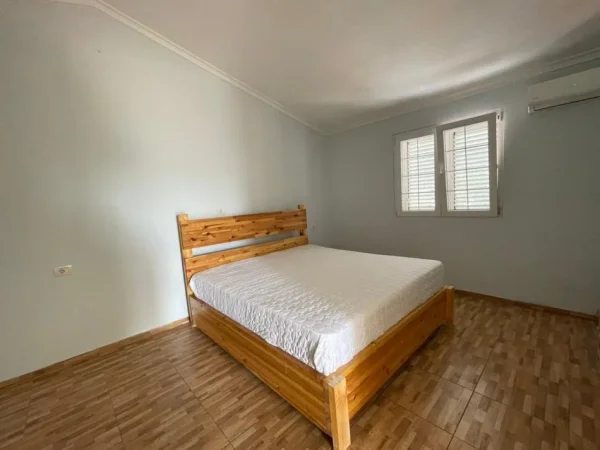 Tirane, jepet me qera apartament 3 Katshe Kati 1, 300 m² 1.000 € (Sheshi Shqiponja)