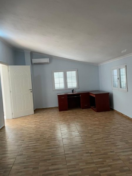 Tirane, jepet me qera apartament 3 Katshe Kati 1, 300 m² 1.000 € (Sheshi Shqiponja)