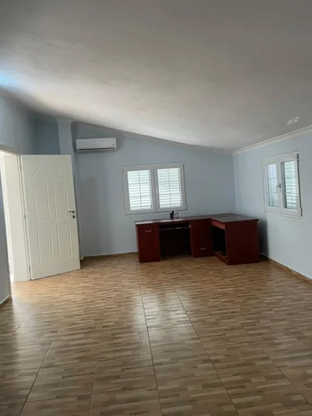 Tirane, jepet me qera apartament 3 Katshe Kati 1, 300 m² 1.000 € (Sheshi Shqiponja)