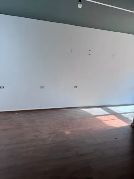 Tirane, jepet me qera 2+1 stacioni i trenit Kati 4, 100 m² 550 € (Bulevardi i Ri)