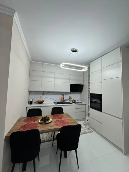 Tirane, jepet me qera apartament 2+1 Kati 5, 600 € 