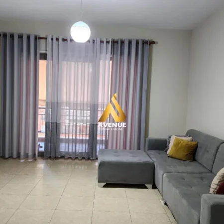 Tirane, jepet me qera apartament 1+1+Ballkon Kati 4, 65 m² 650 € (Rruga e Kavajes, Kompleksi Delijorgji)