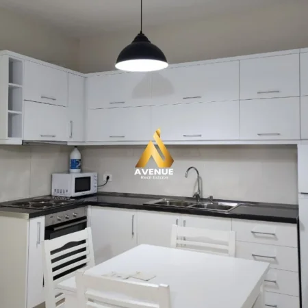 Tirane, jepet me qera apartament 1+1+Ballkon Kati 4, 65 m² 650 € (Rruga e Kavajes, Kompleksi Delijorgji)