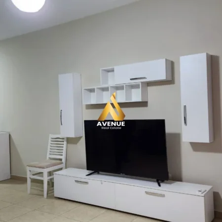 Tirane, jepet me qera apartament 1+1+Ballkon Kati 4, 65 m² 650 € (Rruga e Kavajes, Kompleksi Delijorgji)