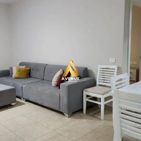 Tirane, jepet me qera apartament 1+1+Ballkon Kati 4, 65 m² 650 € (Rruga e Kavajes, Kompleksi Delijorgji)