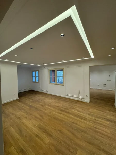Tirane, jepet me qera ambjent biznesi Kati 1, 145 m² 1.300 € (Tregu Elektrik)