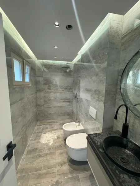 Tirane, jepet me qera ambjent biznesi Kati 1, 145 m² 1.300 € (Tregu Elektrik)