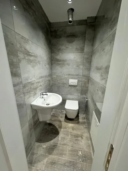 Tirane, jepet me qera ambjent biznesi Kati 1, 145 m² 1.300 € (Tregu Elektrik)