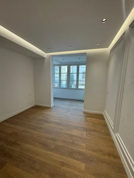 Tirane, jepet me qera ambjent biznesi Kati 1, 145 m² 1.300 € (Tregu Elektrik)