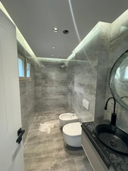 Tirane, jepet me qera ambjent biznesi Kati 1, 145 m² 1.300 € (Tregu Elektrik)