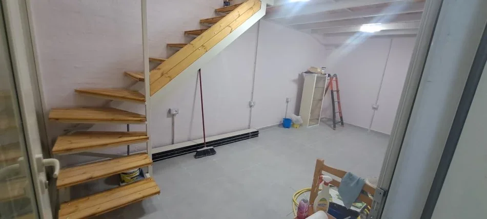 Tirane, jepet me qera dyqan Kati 0, 16 m² 300 € (fusha e aviacionit)