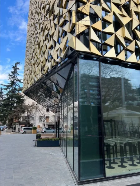 Tirane, jepet me qera zyre Kati 1, 100 m² 2.300 € (Bllok)