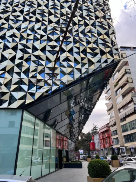 Tirane, jepet me qera zyre Kati 1, 100 m² 2.300 € (Bllok)