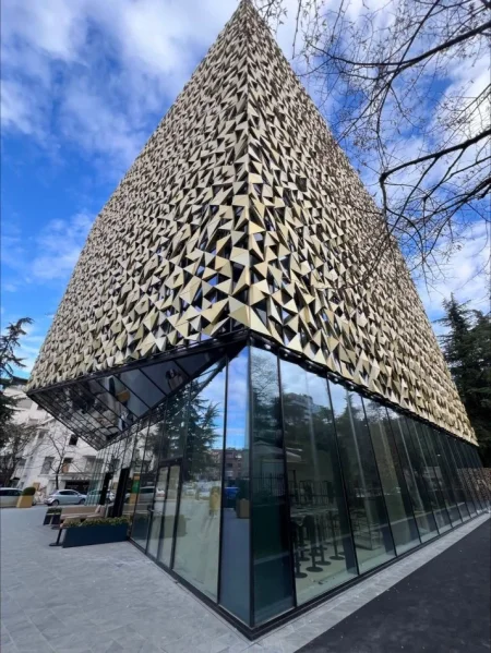 Tirane, jepet me qera zyre Kati 1, 100 m² 2.300 € (Bllok)