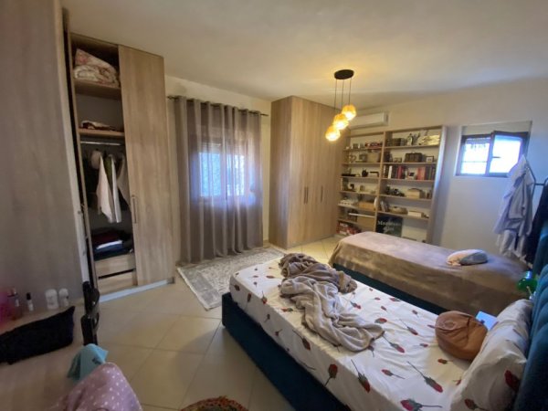 SHITET VILE TRE KATSHE TE STADIUMI DURRES 450.000 EURO