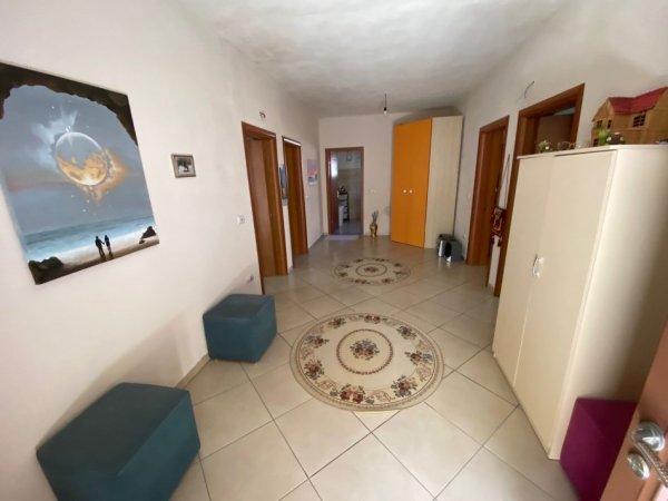 SHITET VILE TRE KATSHE TE STADIUMI DURRES 450.000 EURO