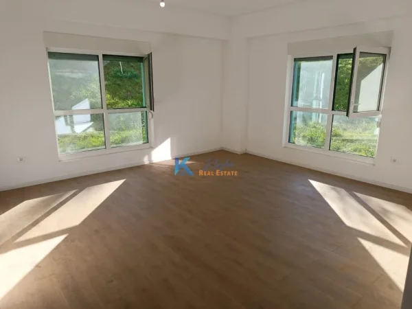 Tirane, jap me qera zyre Kati 1, 47 m² 250 € (Kompleksi Kaimi Ne Ali Dem)