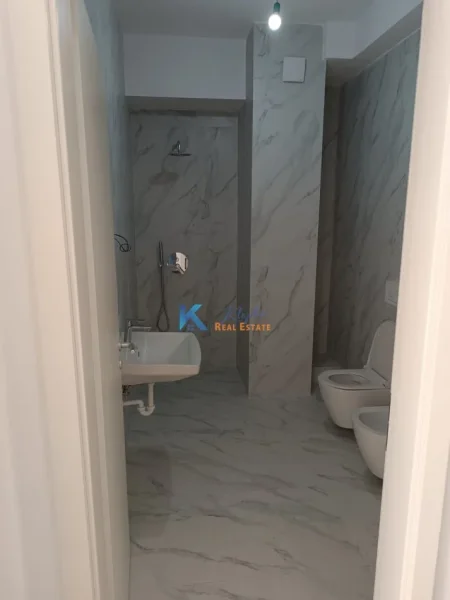 Tirane, jap me qera zyre Kati 1, 47 m² 250 € (Kompleksi Kaimi Ne Ali Dem)