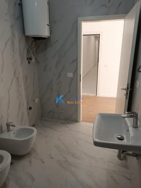 Tirane, jap me qera zyre Kati 1, 47 m² 250 € (Kompleksi Kaimi Ne Ali Dem)