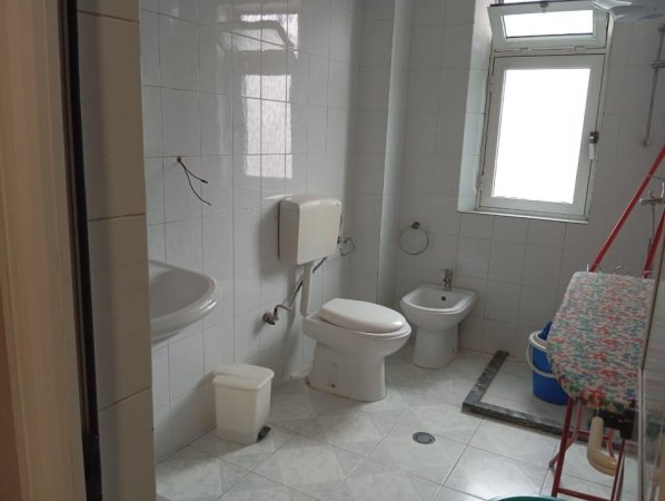 Tirane, jepet me qera apartament 1+1 , 450 € (Ferit Xhajko)