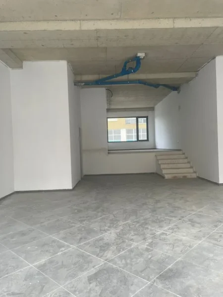 Tirane, jepet me qera ambjent biznesi Kati 0, 105 m² 1.000 € (SIRI KODRA)