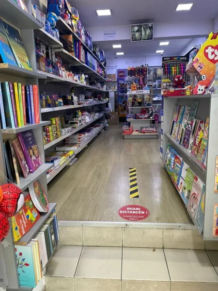 Tirane, jepet me qera dyqan Kati 0, 45 m² 700 € (RRUGA E BARRIKADAVE)