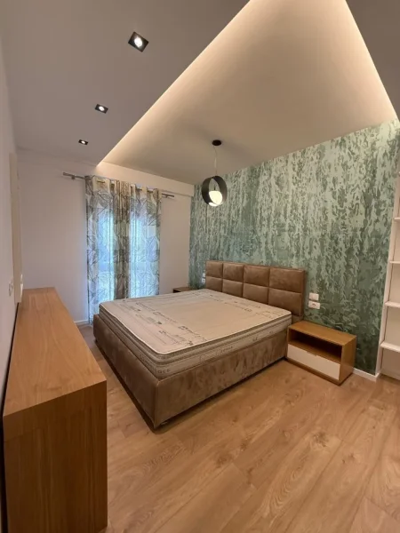 Tirane, jepet me qera apartament 1+1+Ballkon Kati 4, 75 m² 800 € (Rruga e Barrikadave)